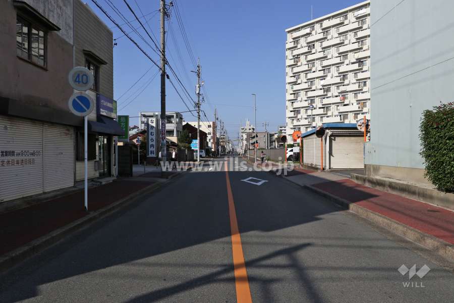 敷地西側の前面道路（南側から）