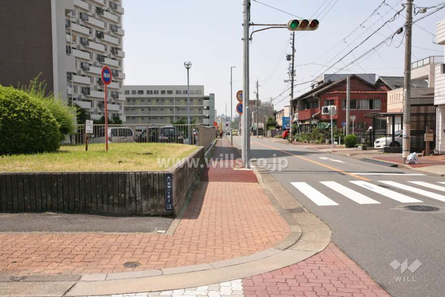 敷地西側の前面道路