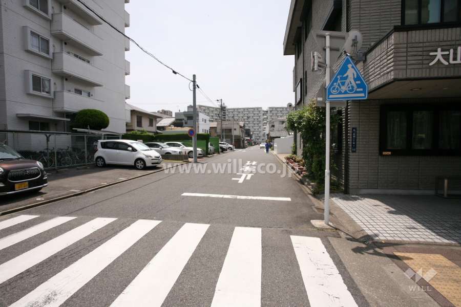 敷地西側の前面道路