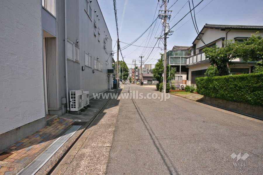 敷地北側の前面道路(東側から)