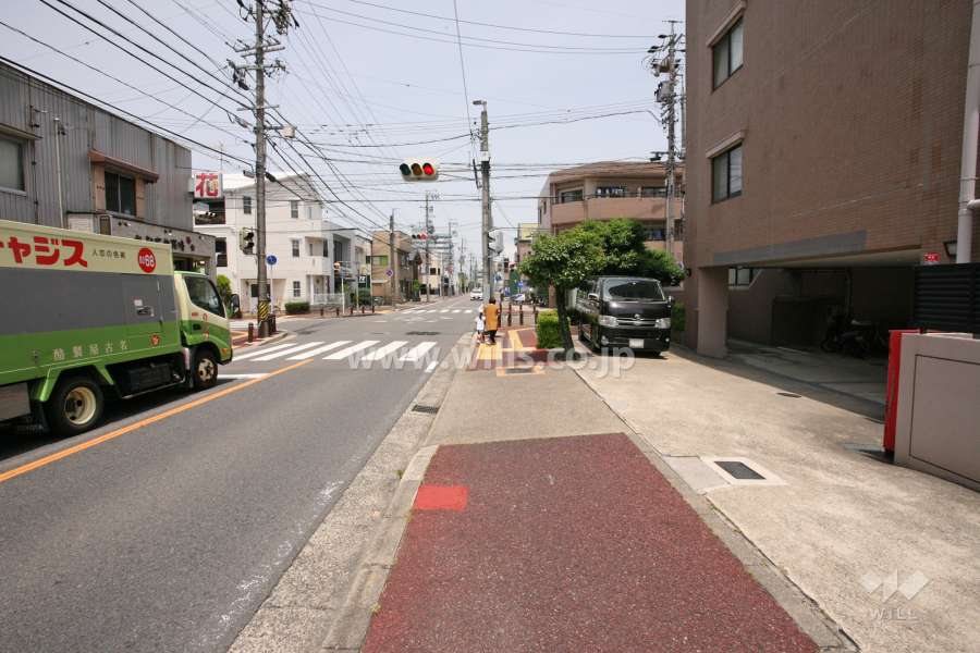 敷地西側の前面道路