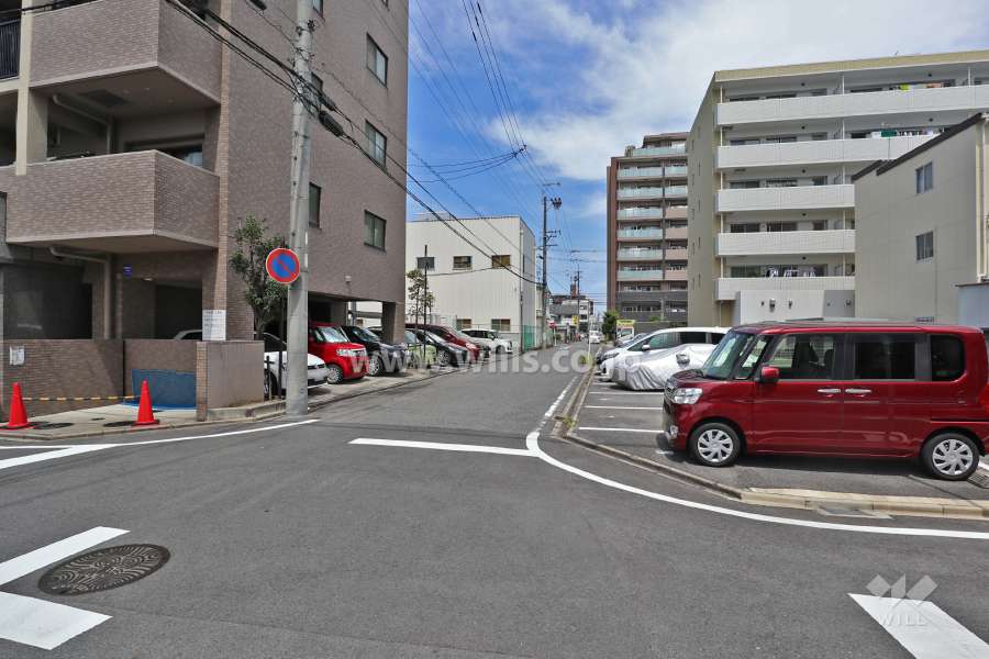 敷地東側の前面道路（南側から）
