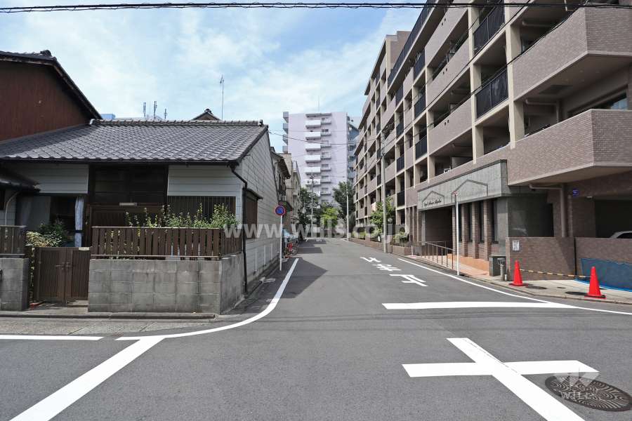 敷地南側の前面道路（東側から）