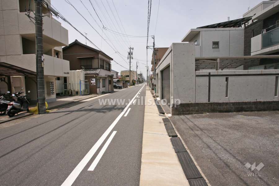 敷地北側の前面道路(東側から)