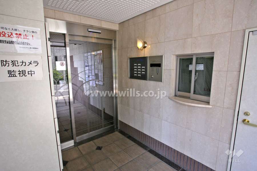 エントランスはオートロック付きです。