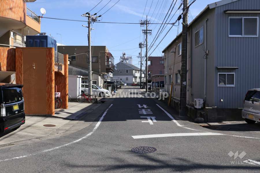 敷地南側の前面道路