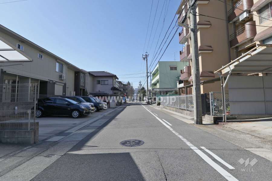 敷地南側の前面道路（東側から）