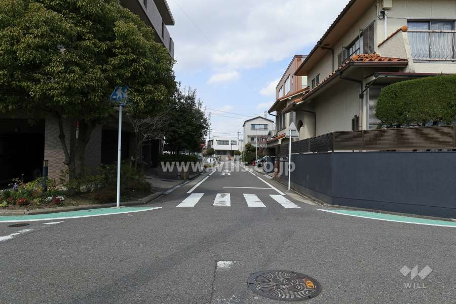 敷地北東側の前面道路