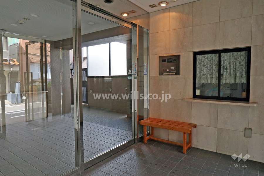 エントランスはオートロック付きです。