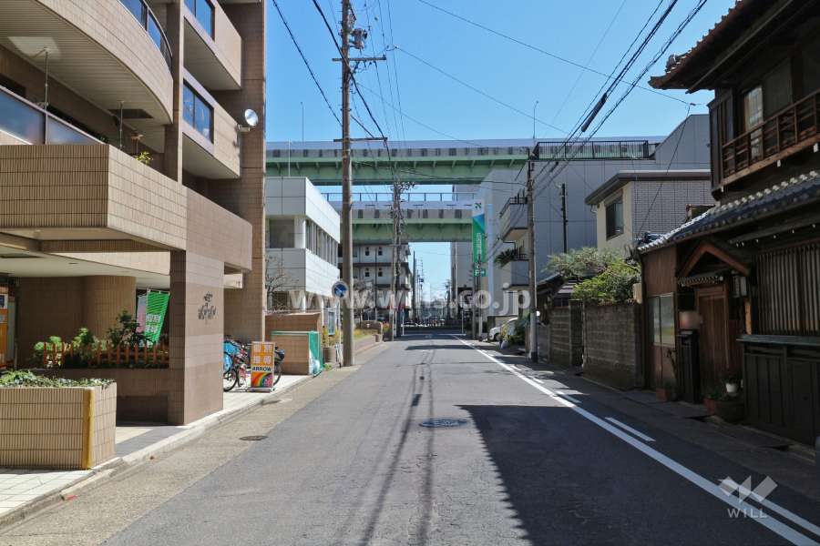 敷地南側の前面道路（西側から）