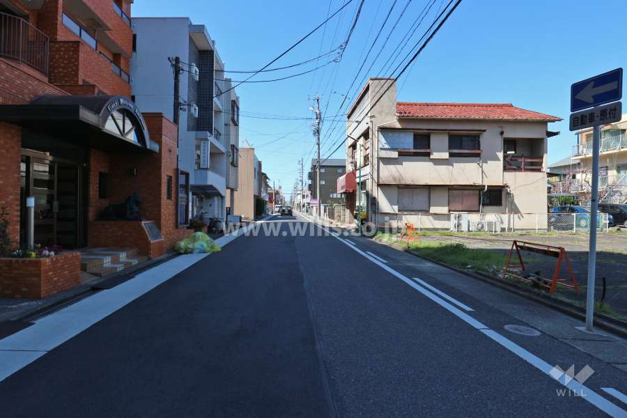 敷地北側の前面道路（東側から）