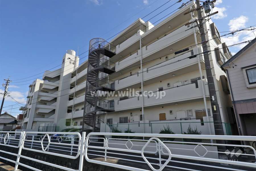 パレス三軒の外観