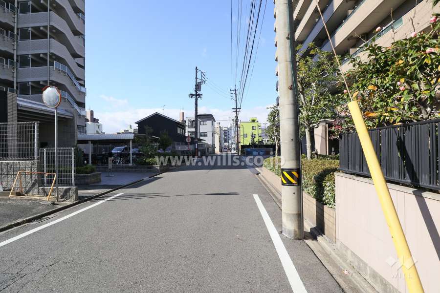 敷地南側の前面道路