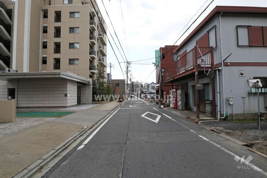 敷地西側の前面道路
