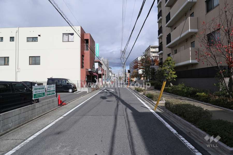 敷地西側の前面道路