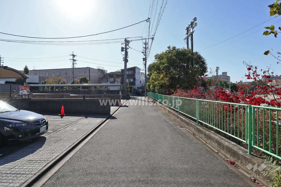 敷地北西側の前面道路（北東側から）