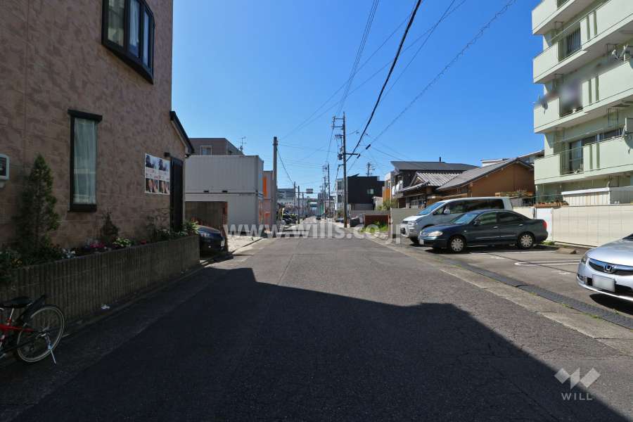 敷地南側の前面道路（東側から）