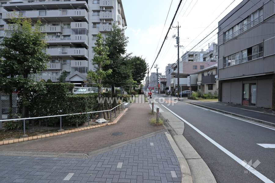 敷地西側の前面道路