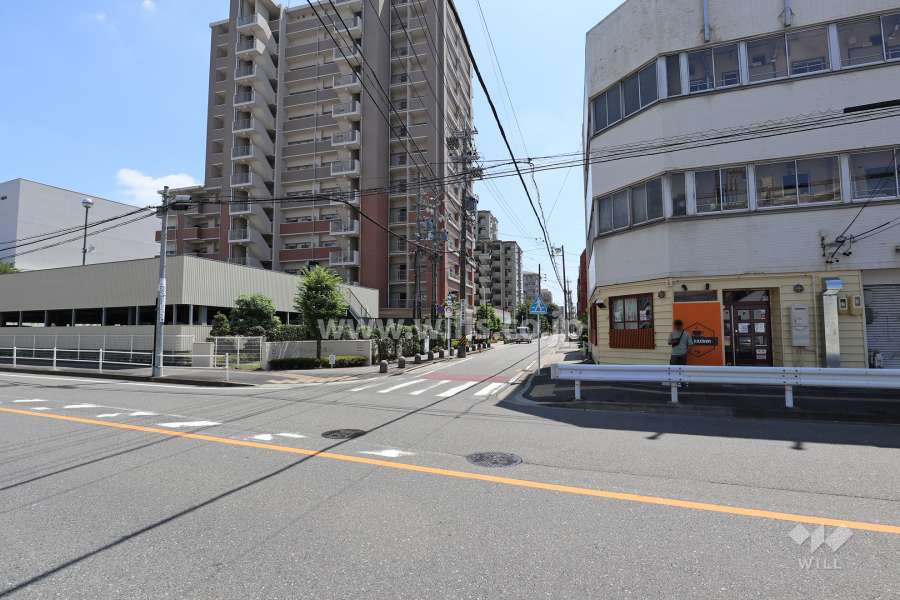 敷地西側の前面道路