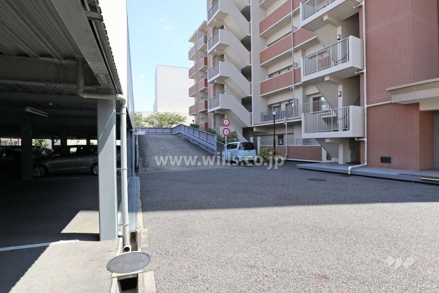 敷地内駐車場（屋外平面式）・立体駐車場へのアプローチ