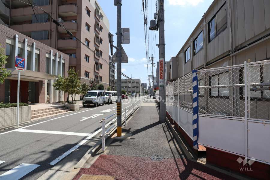 敷地西側の前面道路