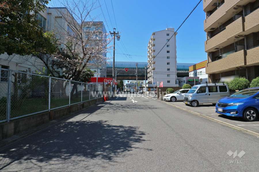 敷地南側の前面道路。道を挟んで北稜中学校があります。