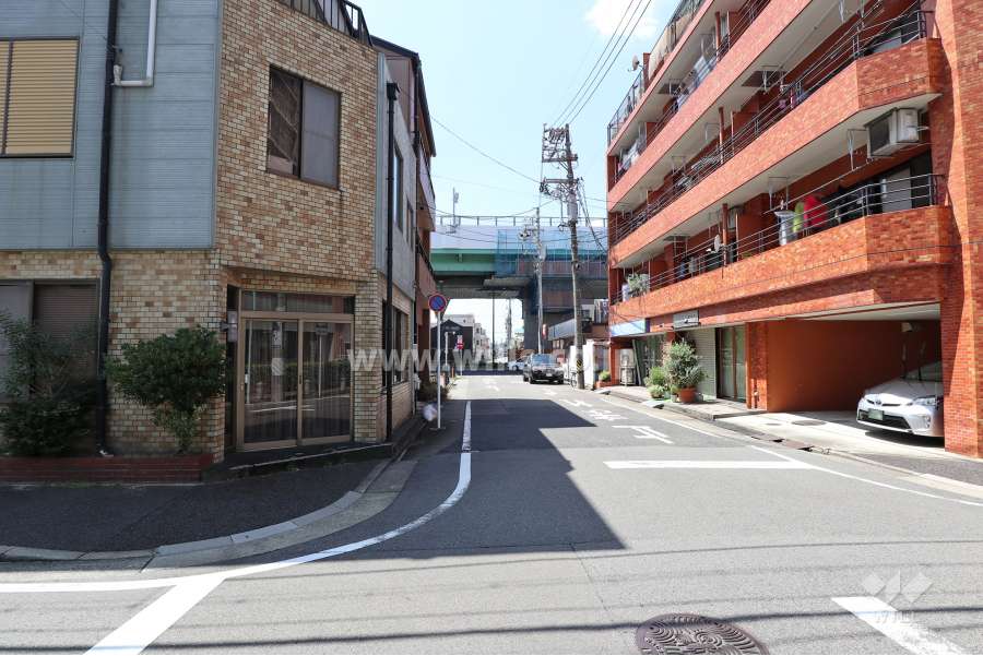 敷地南側の前面道路（敷地西側、約30mには片側三車線の幹線道路と名古屋高速１号楠線が走っています。）