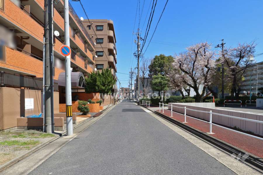 敷地南側の前面に『辻公園』があります。