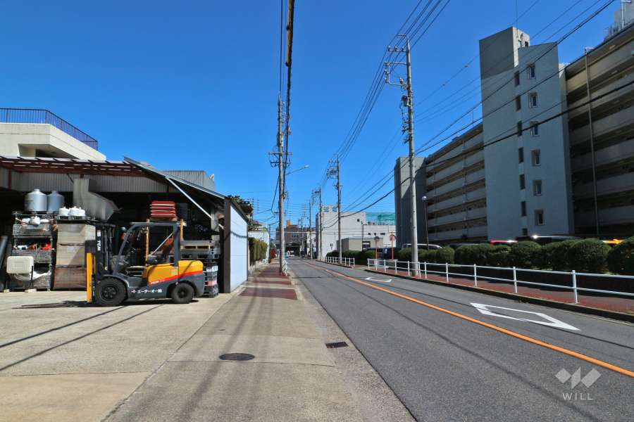 敷地北側の前面道路（西側から）