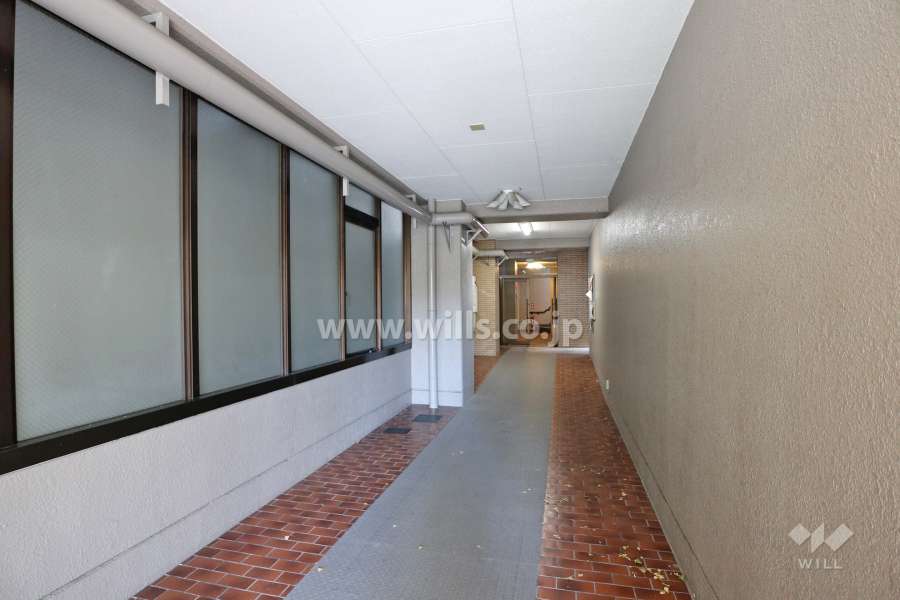 入り口に続く通路