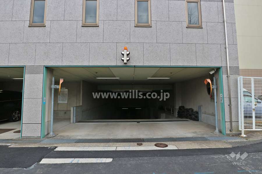 地階にある駐車場へのアプローチ