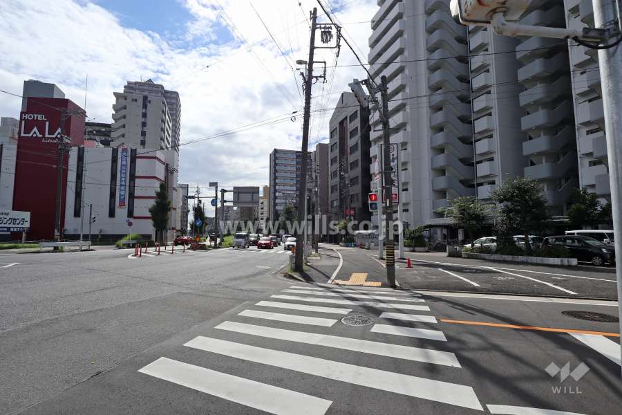 敷地北東側は片側三車線の環状線。地下には地下鉄名城線が走っています。