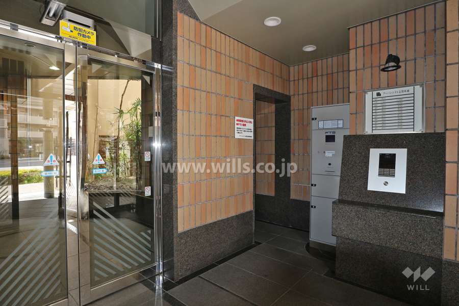 エントランスはオートロック付きです。