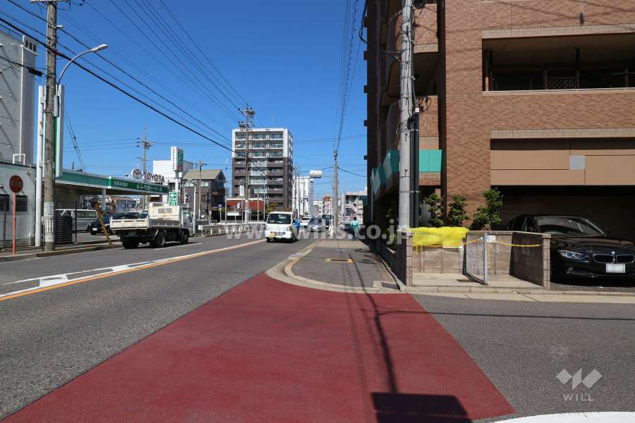 敷地西側の前面道路