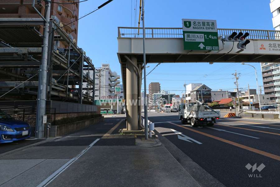 敷地北側は片側三車線の幹線道路が通っています。（名古屋市道名古屋環状線）