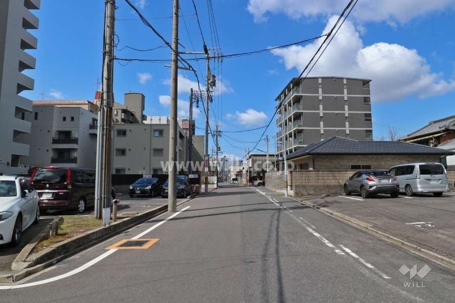 敷地北側の前面道路（東側から）