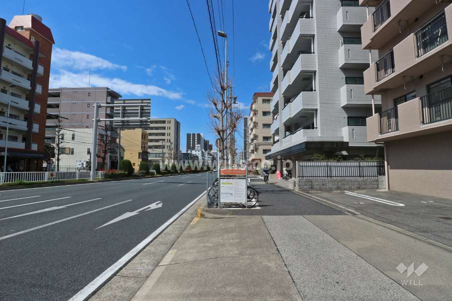 敷地南側の前面道路（東側から）