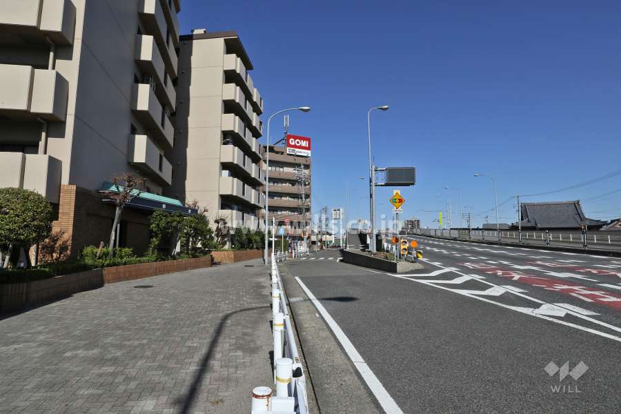敷地南東側の前面道路（南西側から）