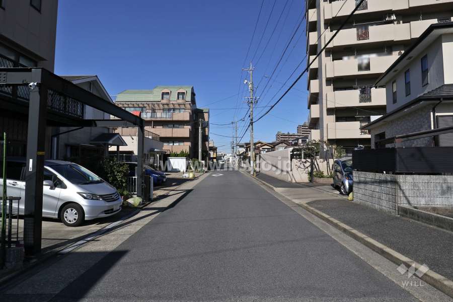 敷地西側の前面道路（南側から）