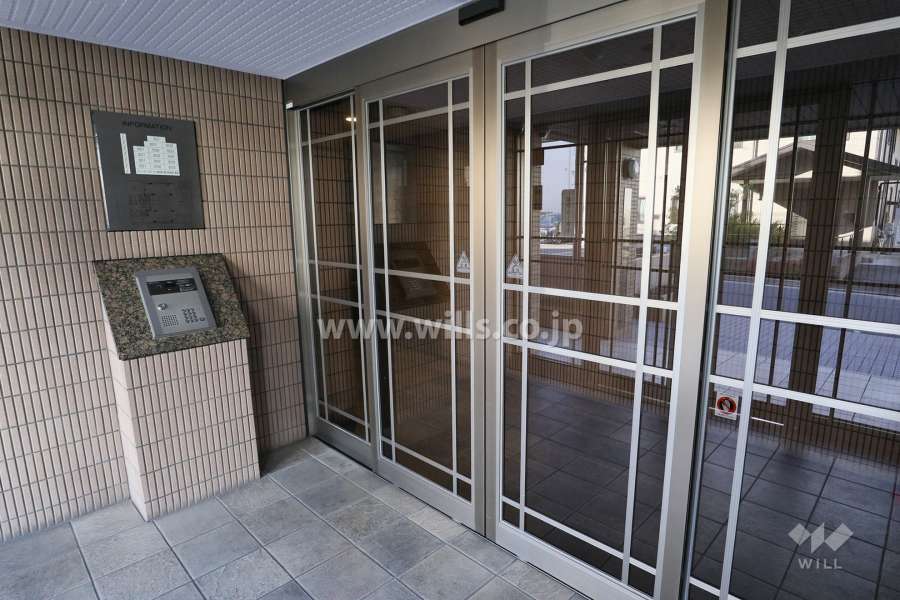 エントランスはオートロック付きです。