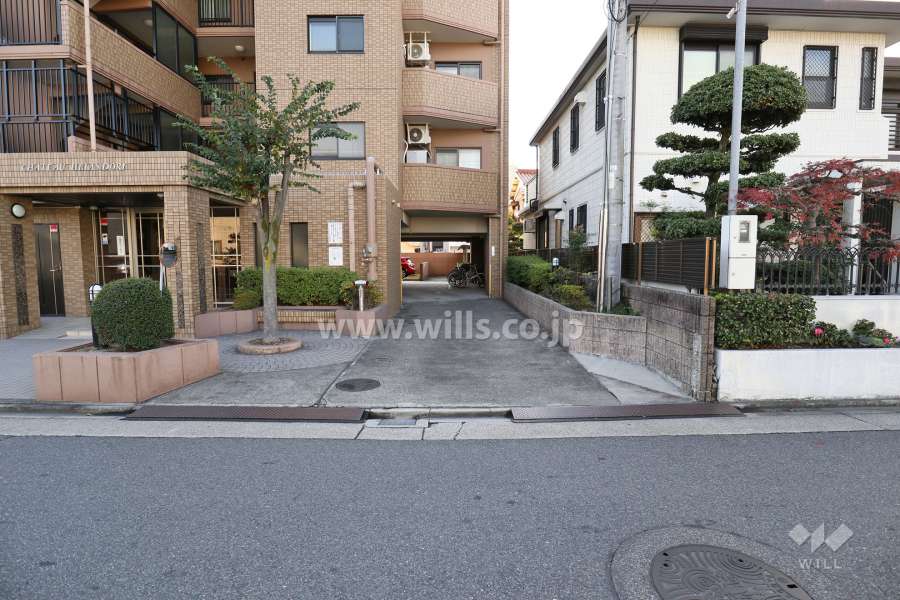 駐車場出入り口