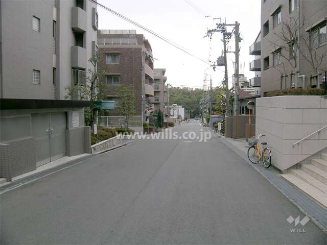 緩やかな南斜面地にマンションが並ぶ区画の整った住宅地