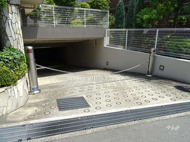 駐車場出入り口（ロボットゲート付）