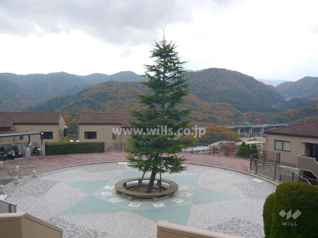 敷地中央にある円形広場。高台にあり周辺の山々を見渡せます。