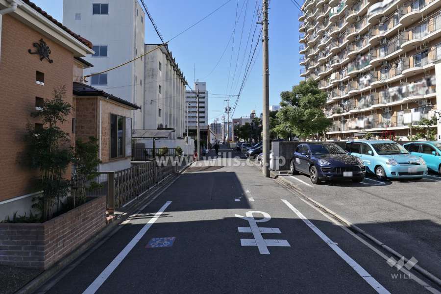 敷地南側の前面道路（東側から）