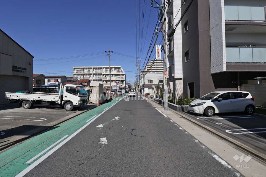 敷地西側の前面道路