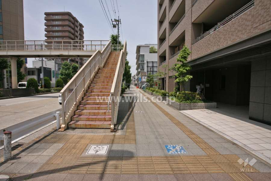 敷地南側の前面道路(東側から)