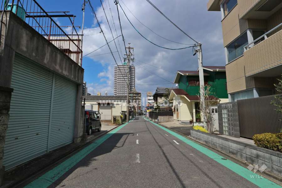敷地西側の前面道路（南側から）
