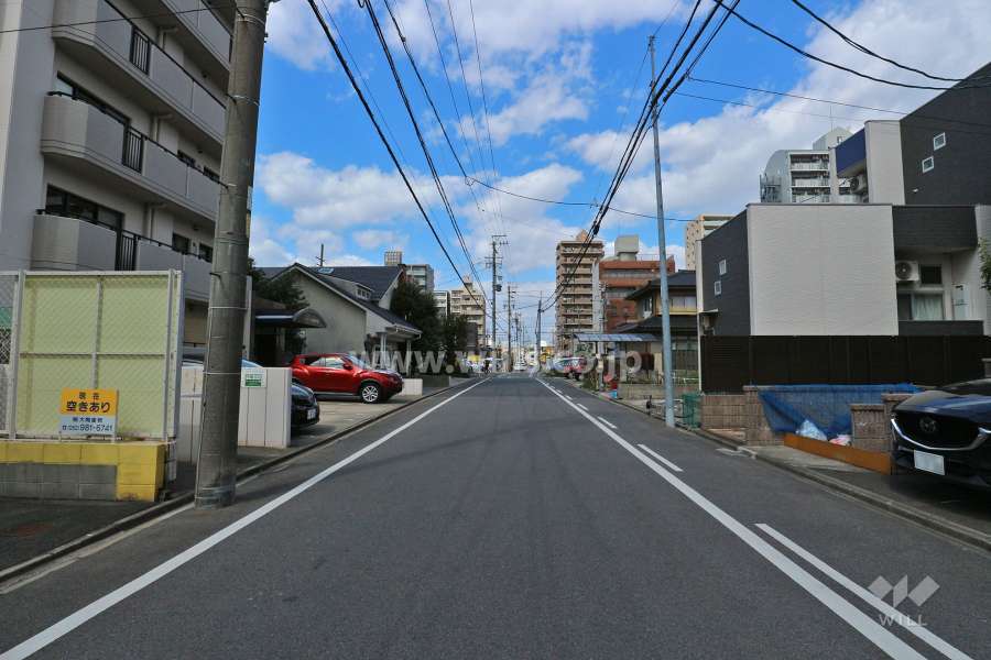 敷地東側の前面道路（南側から）