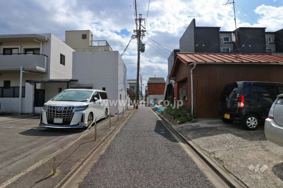 敷地西側の前面道路（北側から）